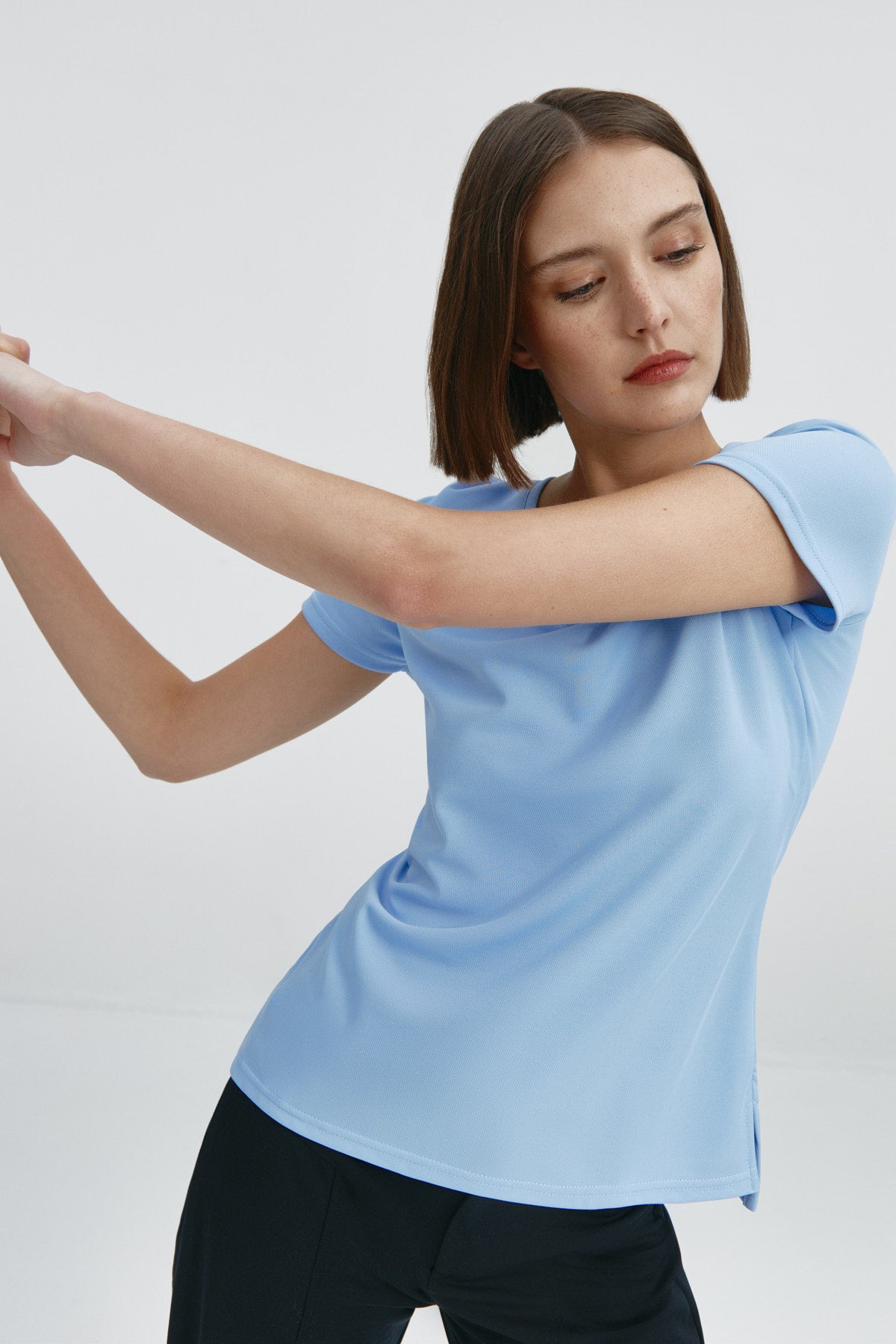 Top para mujer sin mangas con escote pico en color azul niebla, básico y perfecto para el verano. Foto flexibilidad