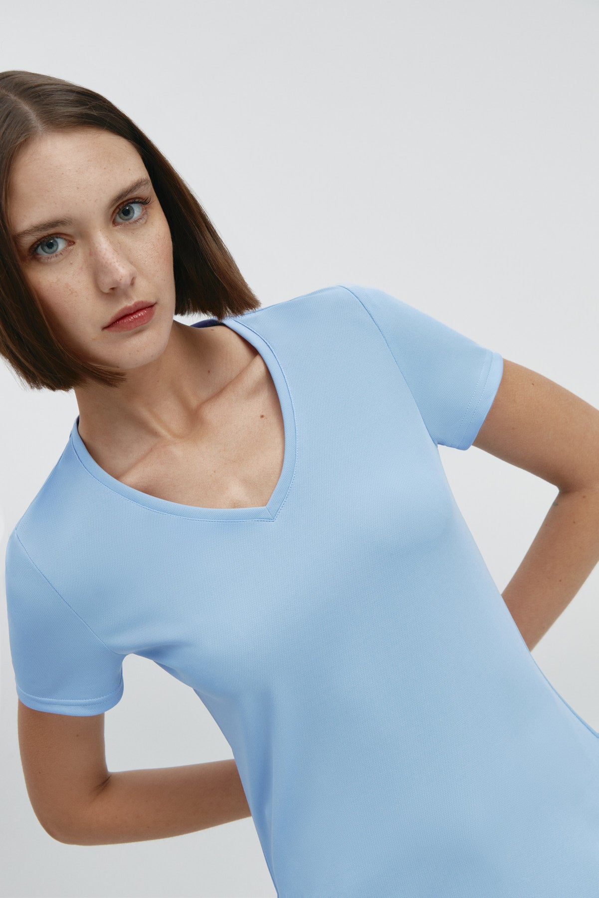 Top para mujer sin mangas con escote pico en color azul niebla, básico y perfecto para el verano. Foto retrato