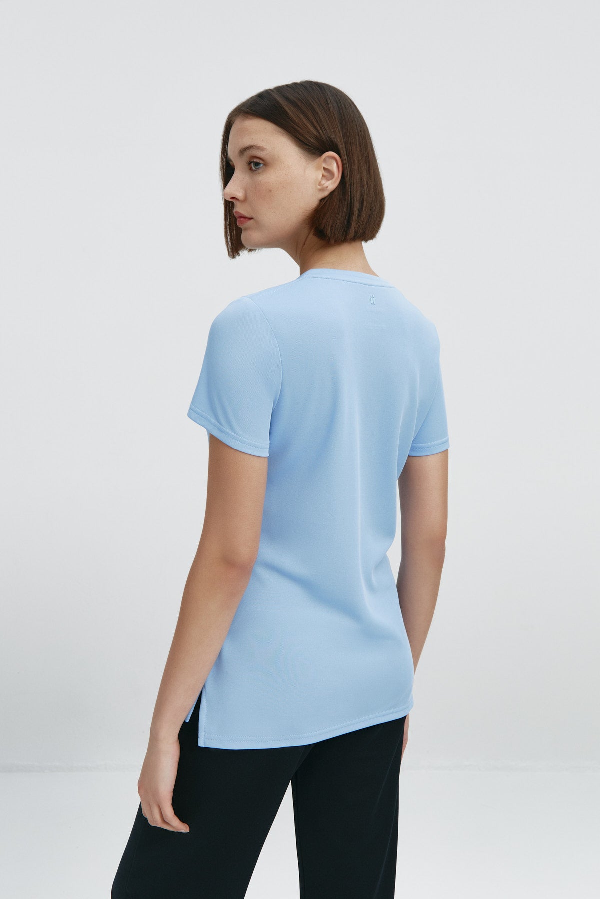 Top para mujer sin mangas con escote pico en color azul niebla, básico y perfecto para el verano. Foto espalda