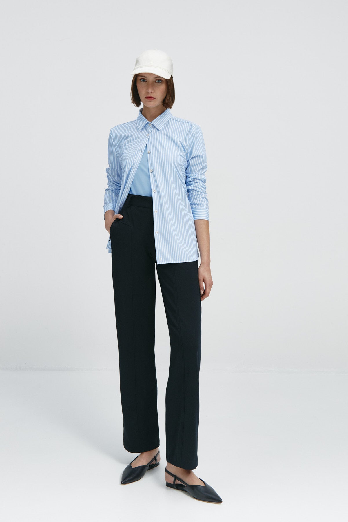 Top para mujer sin mangas con escote pico en color azul niebla, básico y perfecto para el verano. Foto cuerpo entero