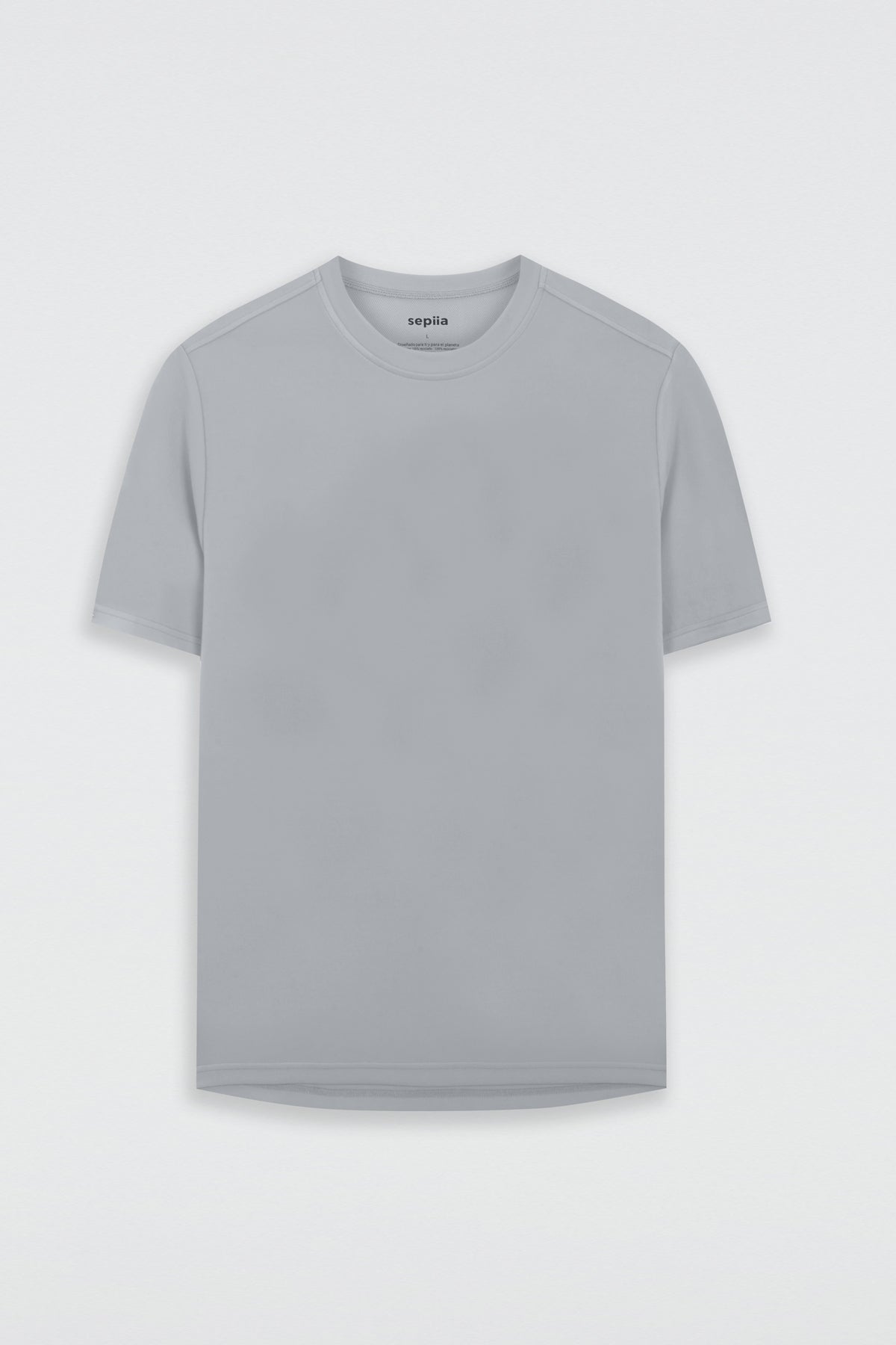 Camiseta de hombre gris bruma de manga corta, antiarrugas y antimanchas. Foto plano