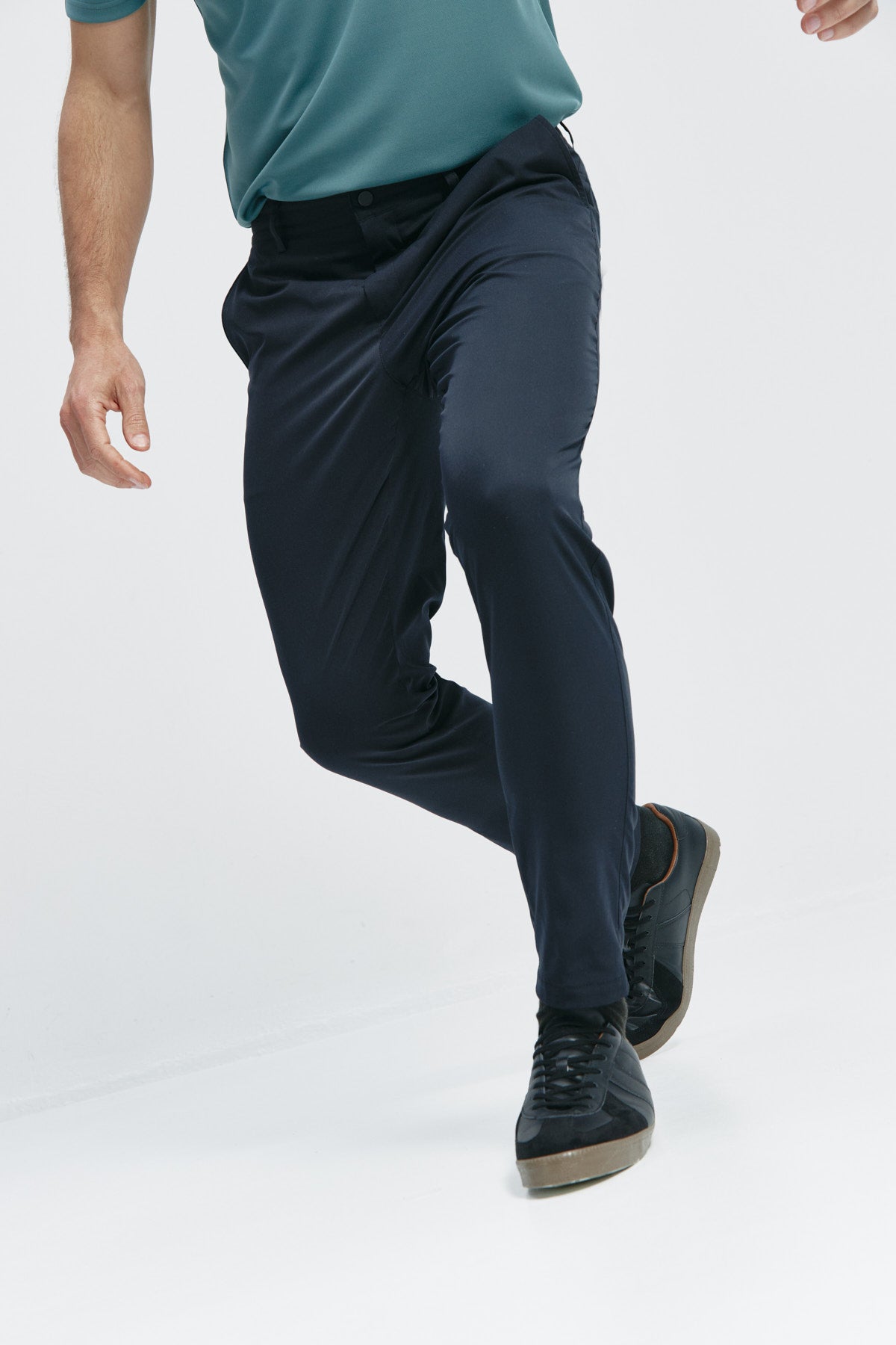 pantalon negro hombre detalle 