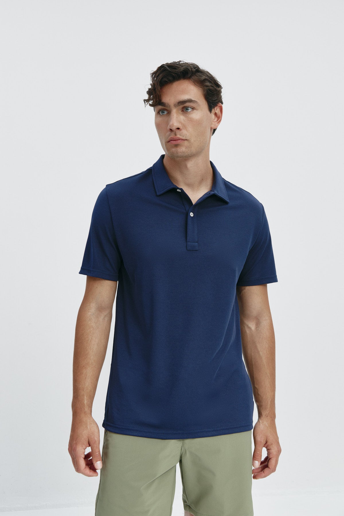 Polo manga corta para hombre en azul marino de Sepiia, versatilidad y elegancia en una prenda clásica. Foto de frente.