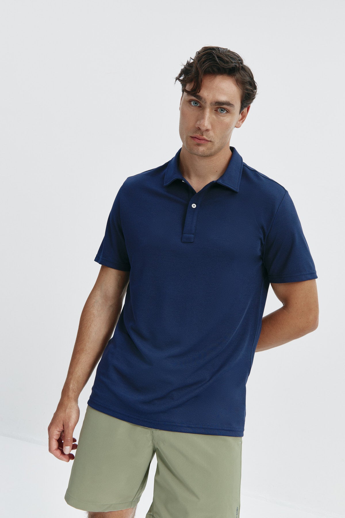 Polo manga corta para hombre en azul marino de Sepiia, versatilidad y elegancia en una prenda clásica. Foto de frente.
