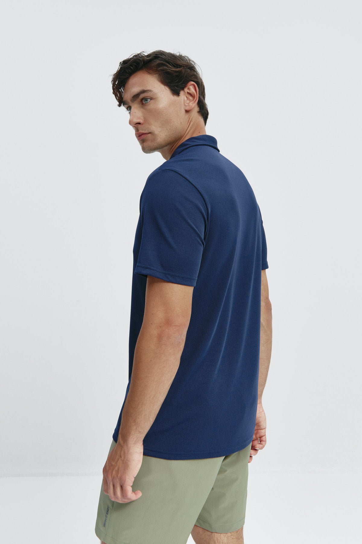 Polo manga corta para hombre en azul marino de Sepiia, versatilidad y elegancia en una prenda clásica. Foto de espalda.