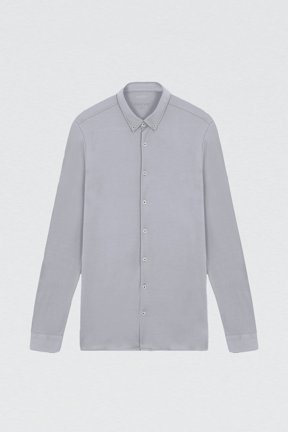 Camisa casual gris bruma para hombre sin arrugas ni manchas. Manga larga, antiarrugas y antimanchas. Foto en plano
