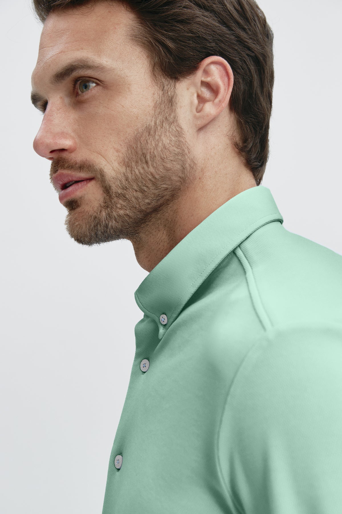 Camisa casual verde jade para hombre sin arrugas ni manchas. Manga larga, antiarrugas y antimanchas. Foto retrato