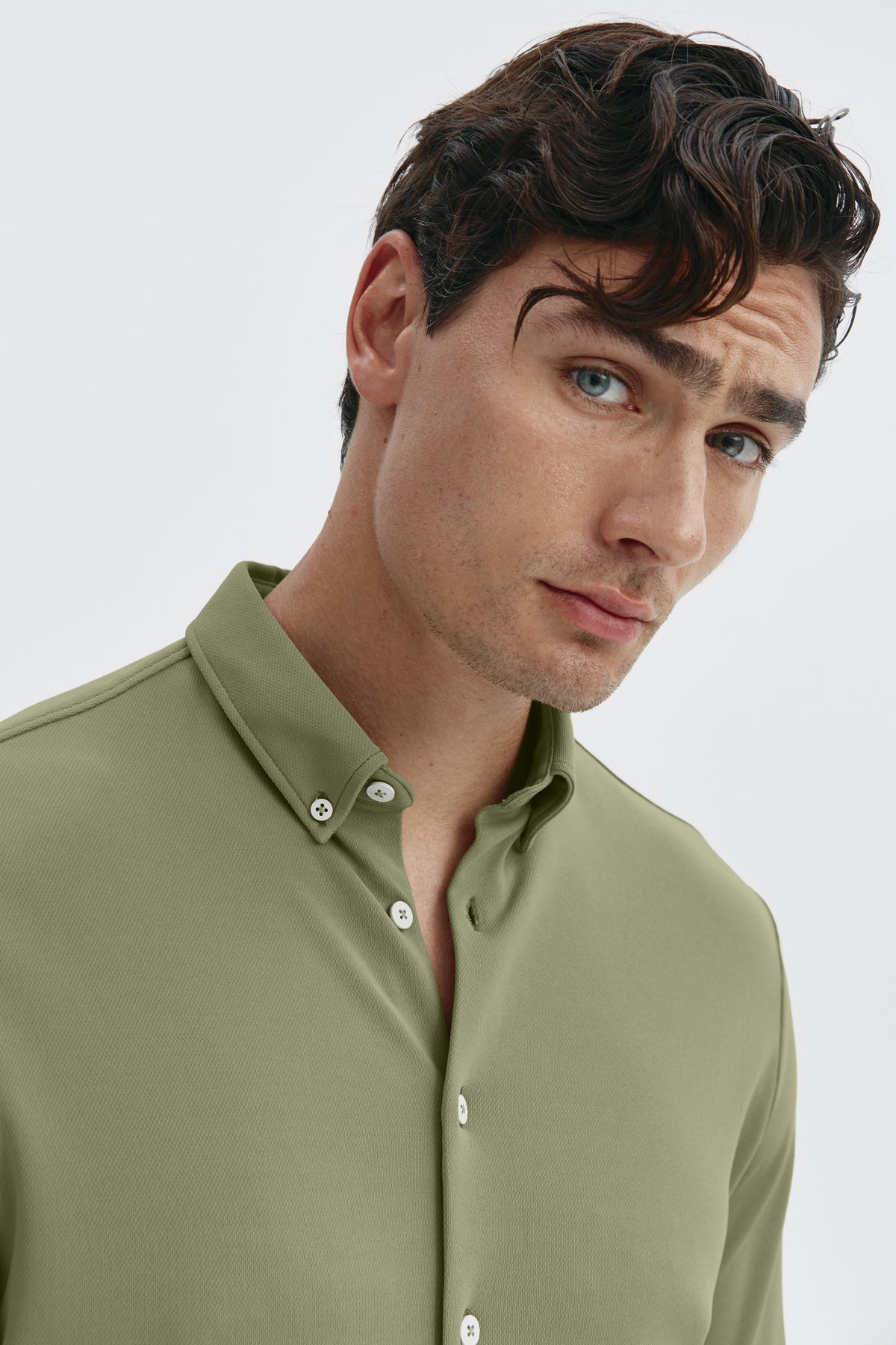 Camisa casual verde malaquita para hombre sin arrugas ni manchas. Manga larga, antiarrugas y antimanchas. Foto retrato