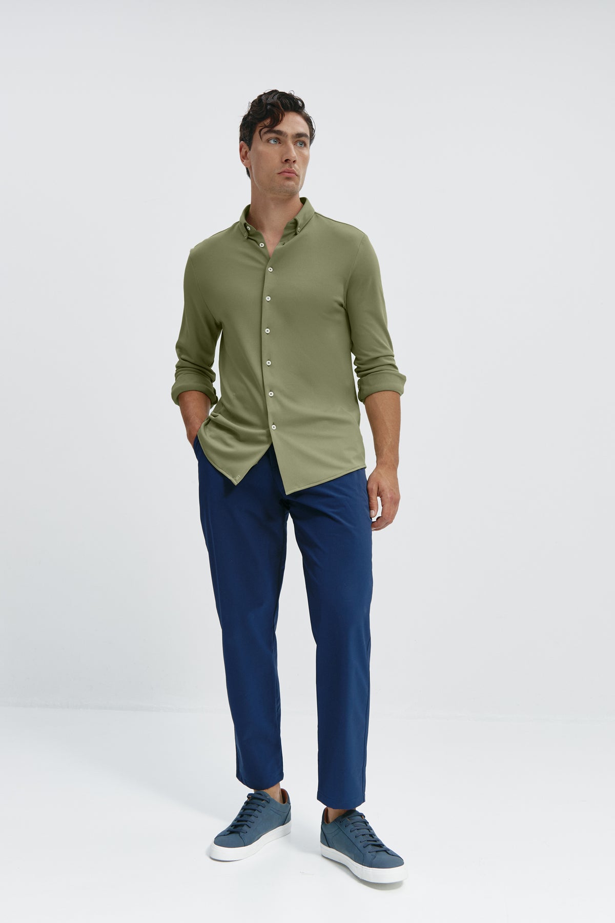 Camisa casual verde malaquita para hombre sin arrugas ni manchas. Manga larga, antiarrugas y antimanchas.Foto cuerpo entero