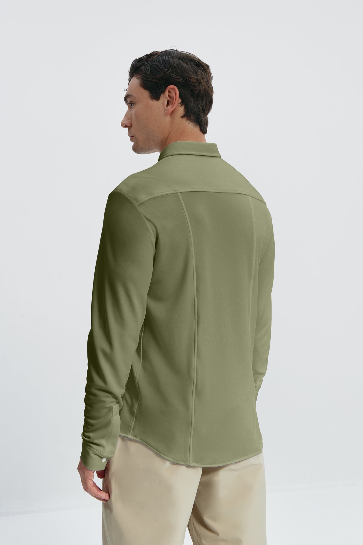 Camisa casual verde malaquita para hombre sin arrugas ni manchas. Manga larga, antiarrugas y antimanchas. Foto espalda
