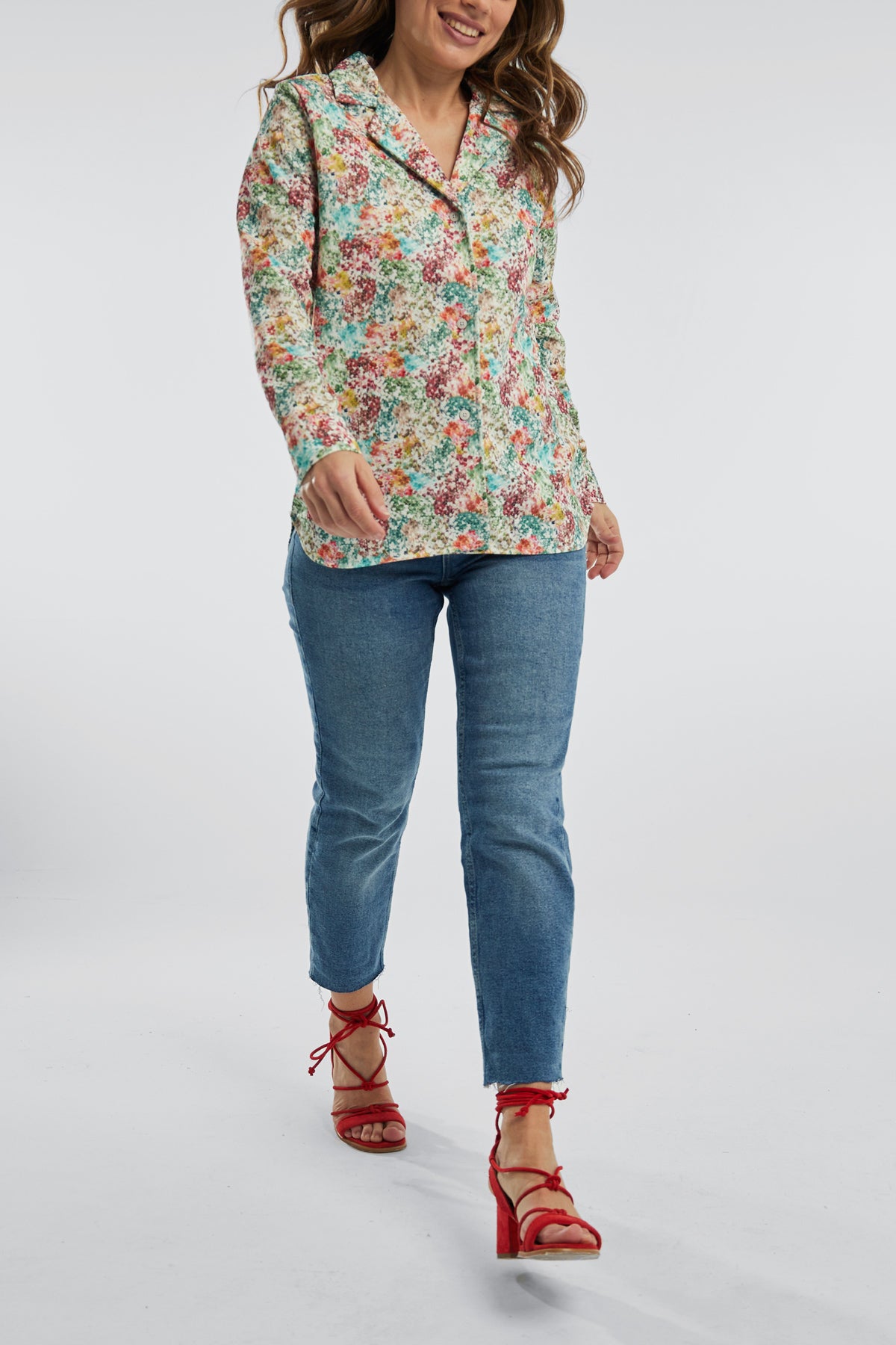 Camisa bowling de flores para mujer sin arrugas ni manchas. Manga larga, antiarrugas y antimanchas. Foto cuerpo entero