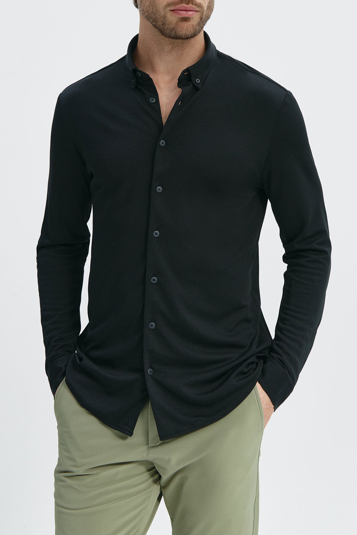 Camisa negra casual regular hombre