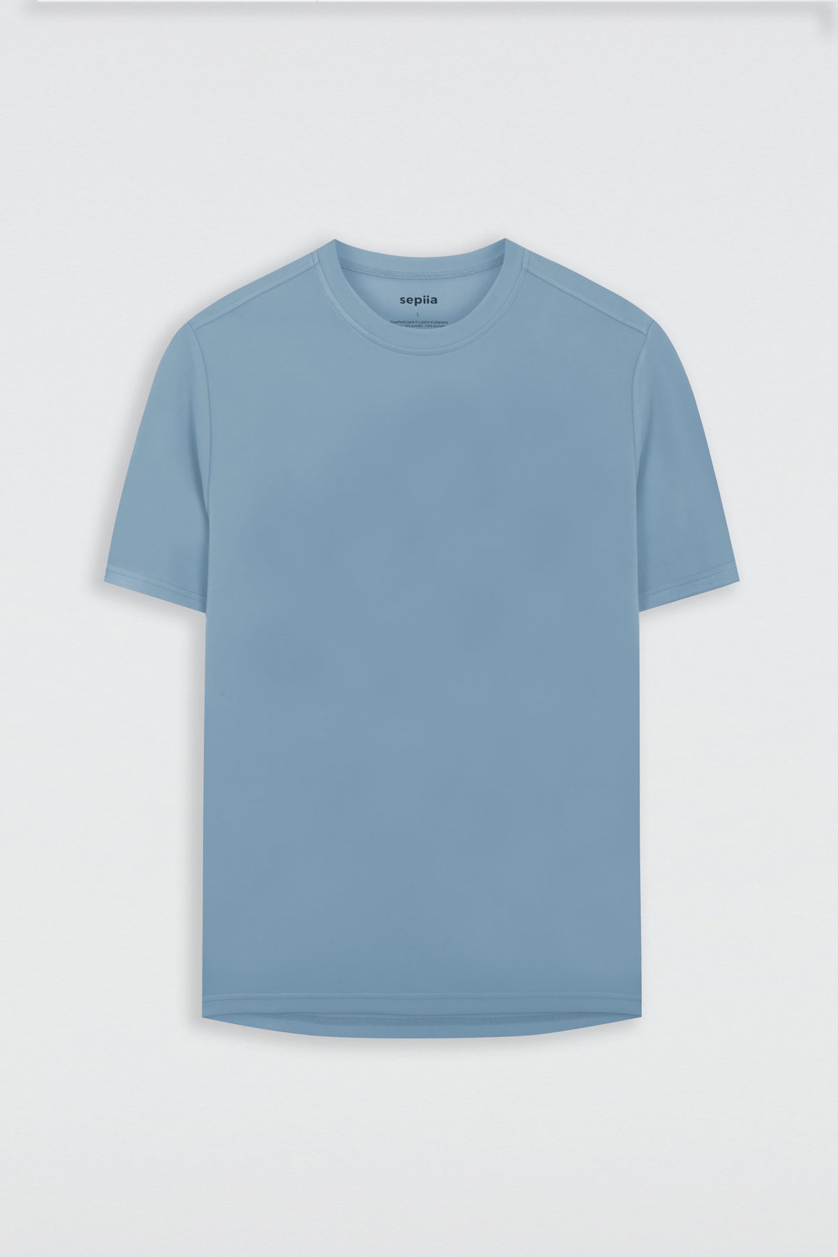 Camiseta básica de hombre azul de manga corta, antiarrugas y antimanchas..Foto prenda en plano