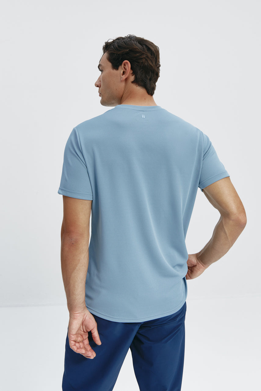 Camiseta básica de hombre azul de manga corta, antiarrugas y antimanchas. Foto espalda