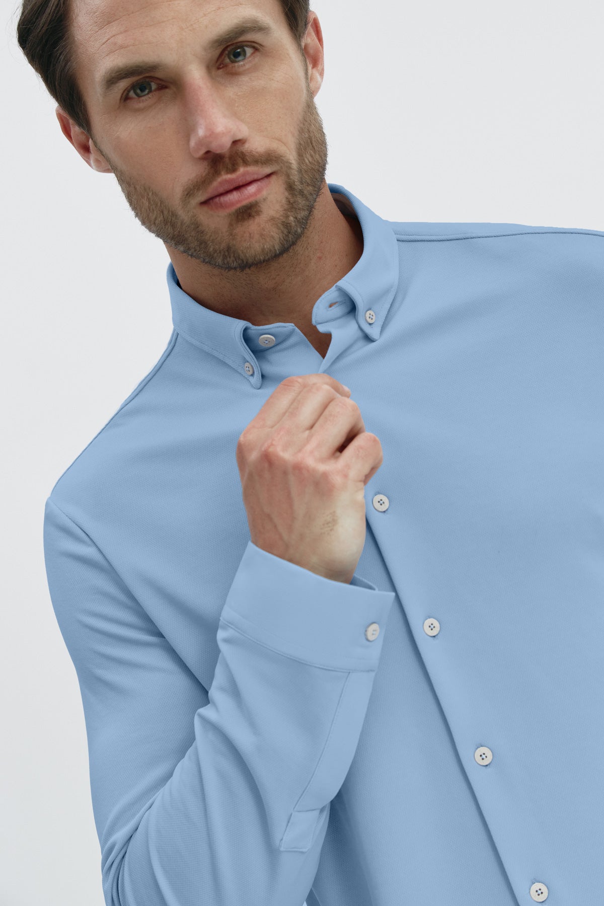 Camisa casual azul cabo regular para hombre sin arrugas ni manchas. Manga larga, antiarrugas y antimanchas. Foto retrato