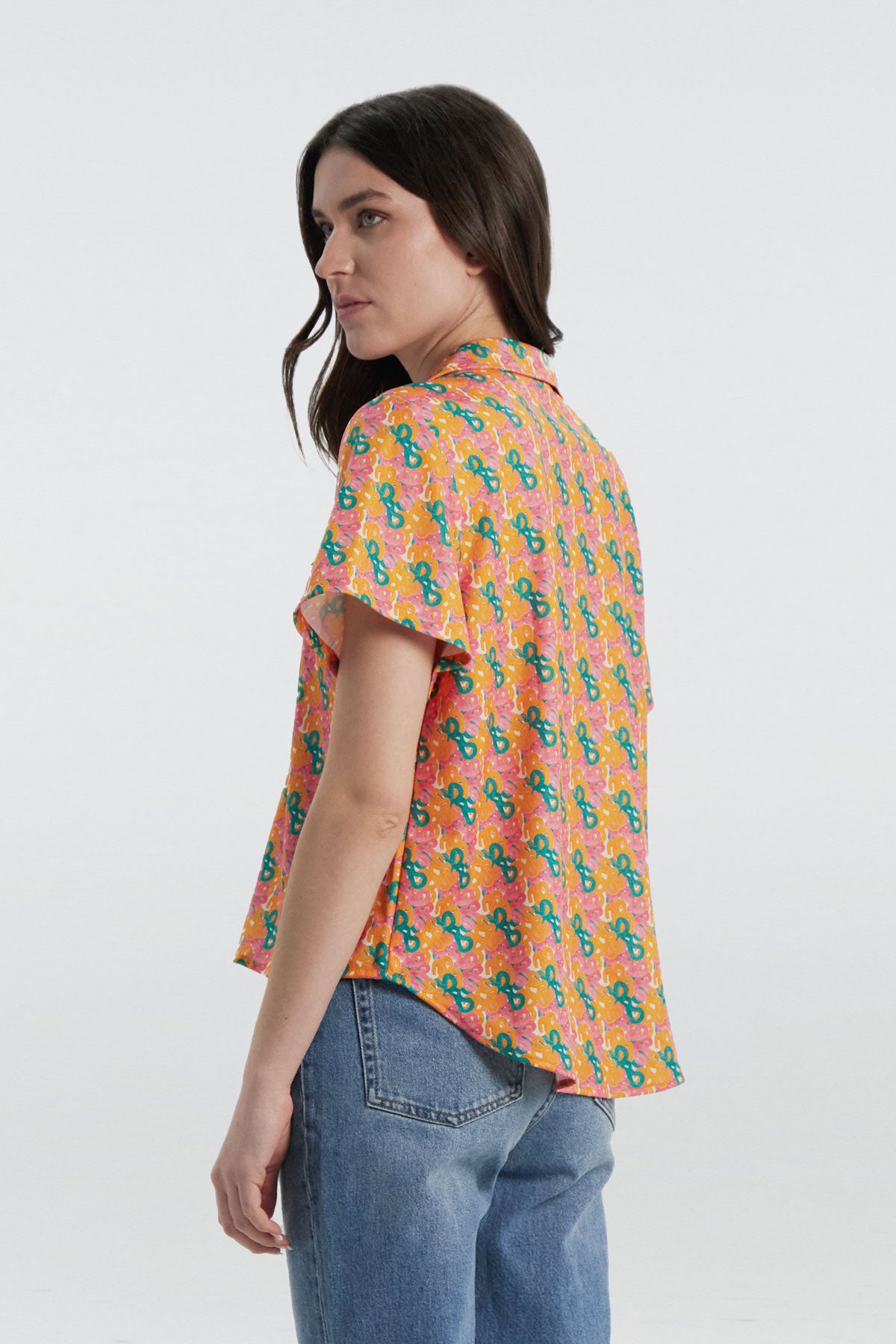 Camisa manga corta con estampado pincel de Sepiia, fresca y elegante, perfecta para el verano. Foto espalda