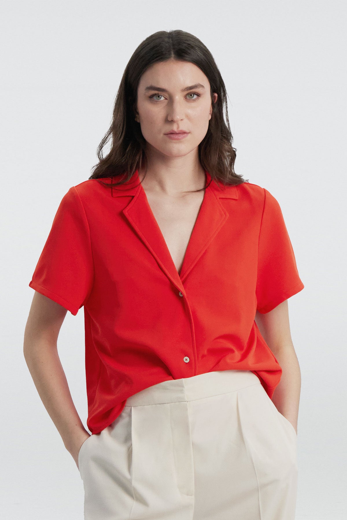 Camisa manga corta rojo cardio de Sepiia, fresca y elegante, perfecta para el verano. Foto frente