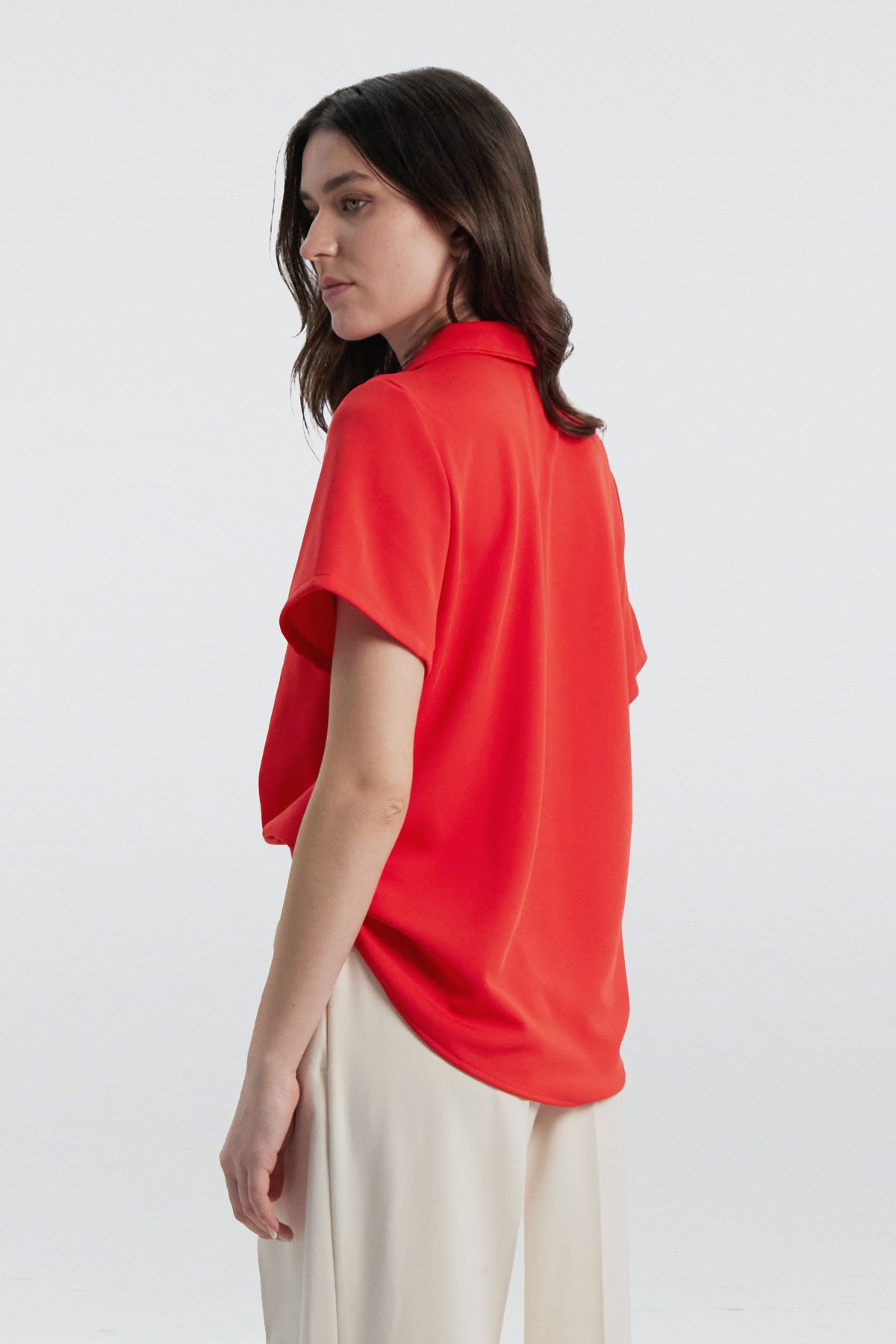Camisa manga corta rojo cardio de Sepiia, fresca y elegante, perfecta para el verano. Foto espalda