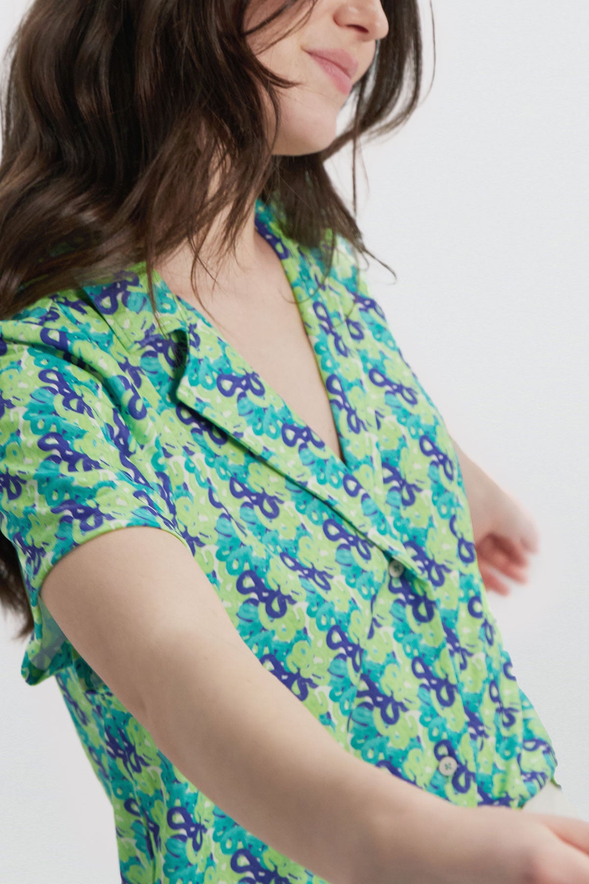 Camisa manga corta con estampado cascada de Sepiia, fresca y elegante, perfecta para el verano. Foto detalle