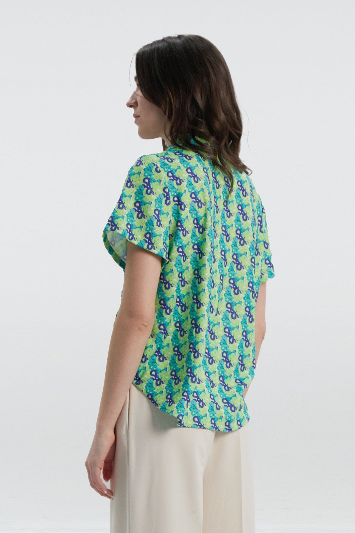 Camisa manga corta con estampado cascada de Sepiia, fresca y elegante, perfecta para el verano. Foto espalda