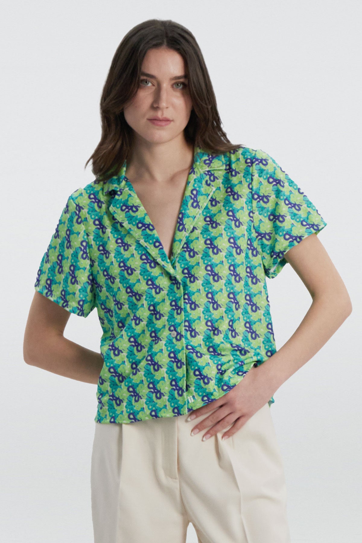 Camisa manga corta con estampado cascada de Sepiia, fresca y elegante, perfecta para el verano. Foto frente