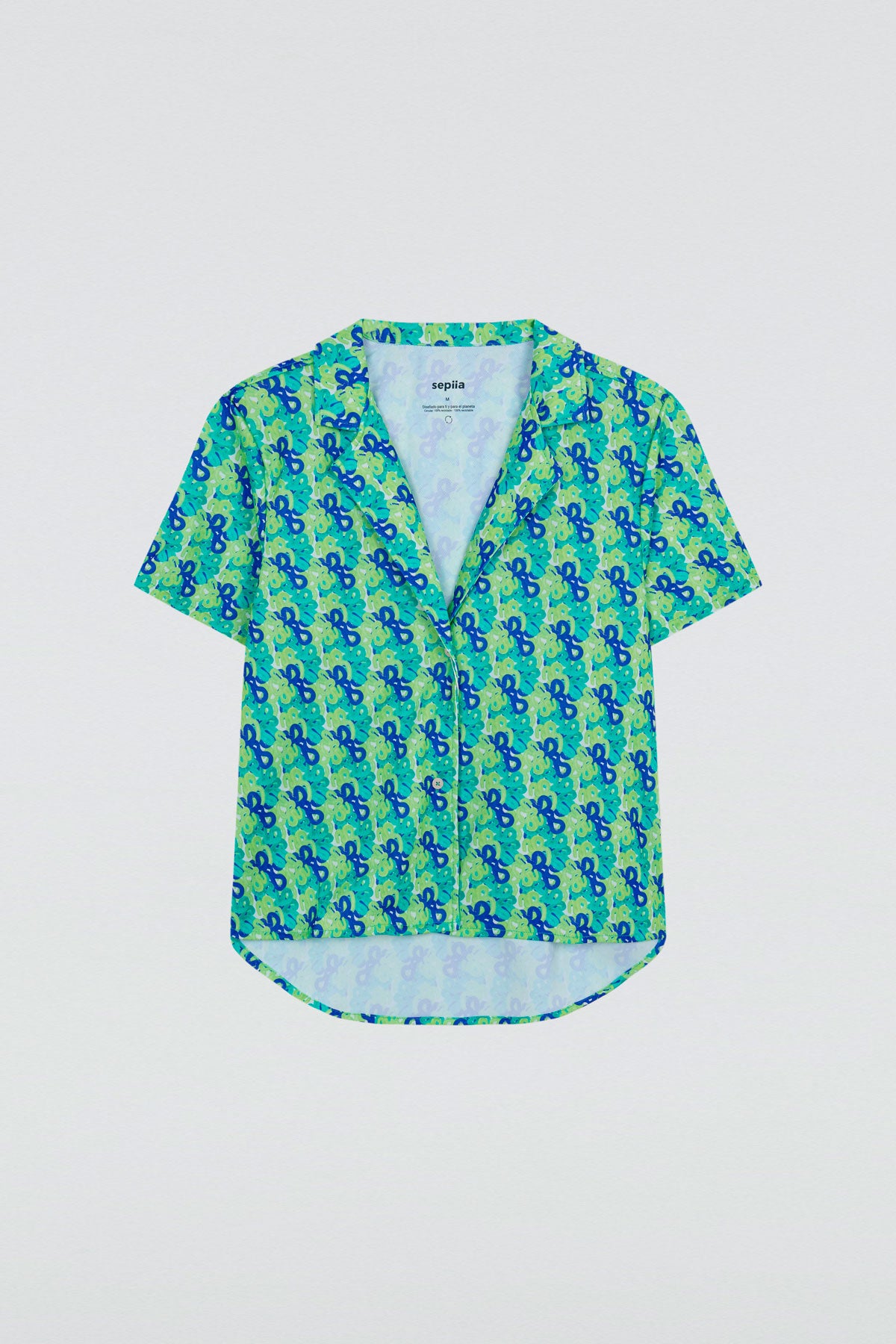 Camisa manga corta con estampado cascada de Sepiia, fresca y elegante, perfecta para el verano. Foto plano