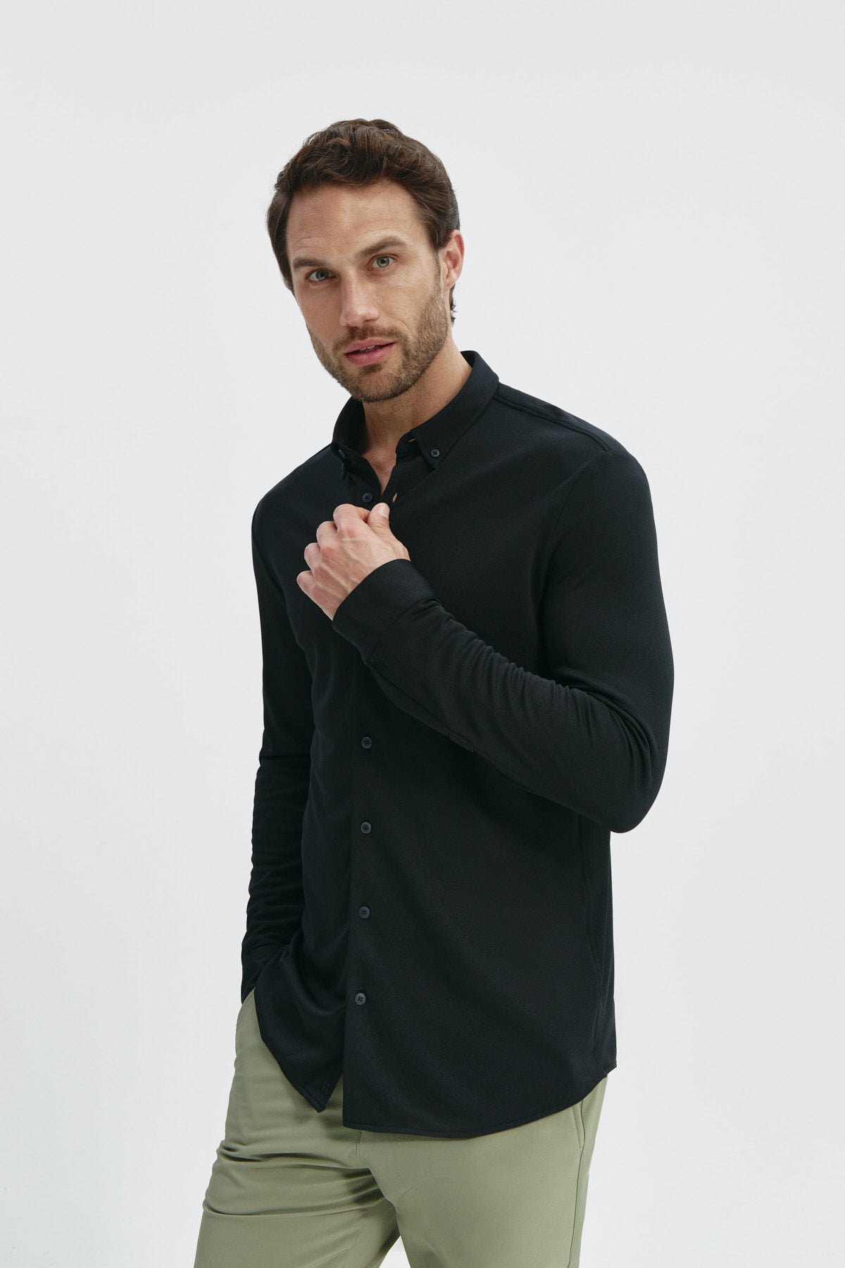 Camisa casual negra para hombre sin arrugas ni manchas. Manga larga, antiarrugas y antimanchas. Foto frente