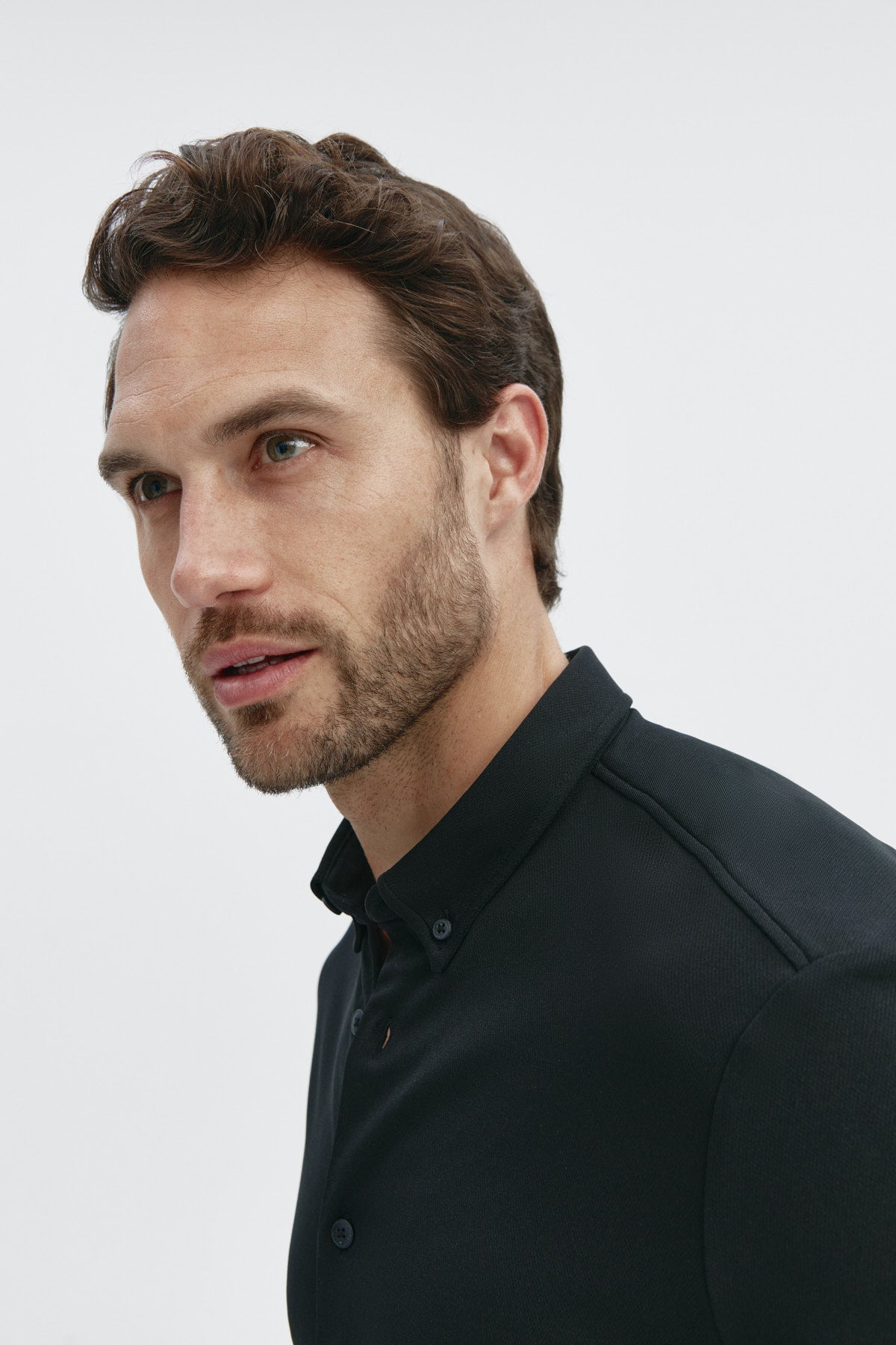 Camisa casual negra para hombre sin arrugas ni manchas. Manga larga, antiarrugas y antimanchas. Foto retrato