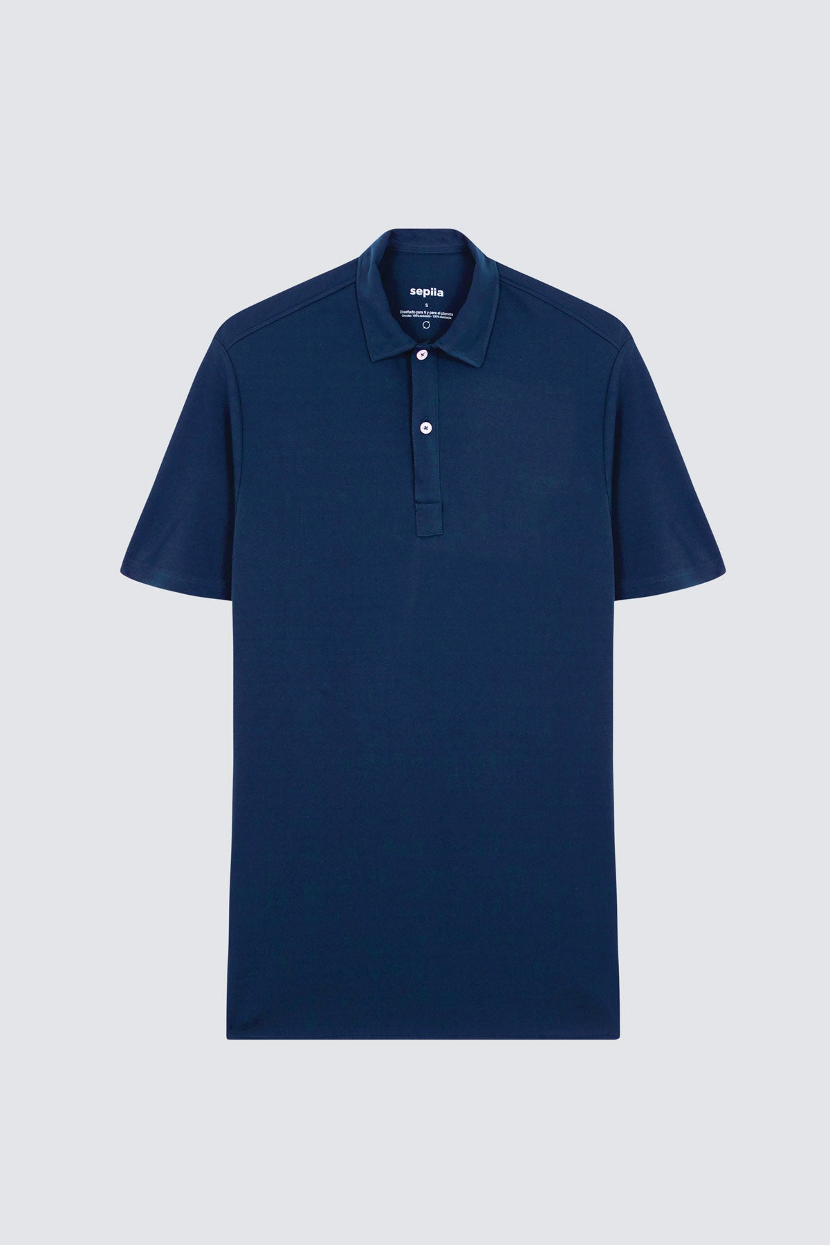 Polo de hombre azul marino sin plancha, sin manchas y sin olores. Manga corta, antiarrugas y antimanchas. Foto prenda en plano.