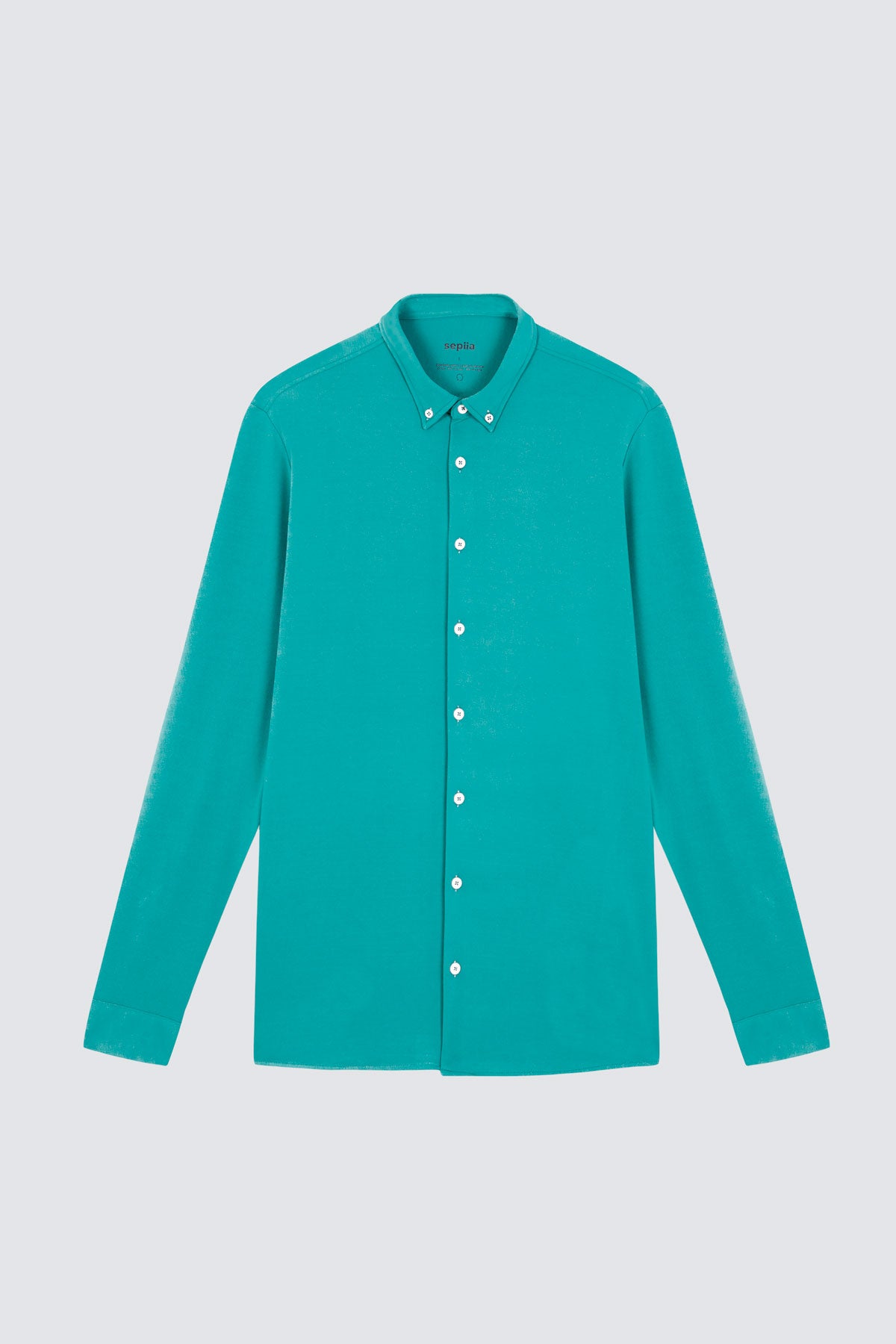 Camisa casual de hombre verde clorofila regular de Sepiia, estilo y versatilidad en una prenda duradera. Foto prenda en plano