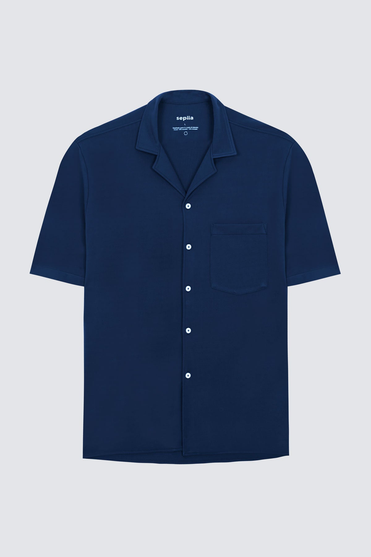 Camisa manga corta azul zafiro de Sepiia, fresca y elegante, perfecta para el verano. Foto prenda en plano