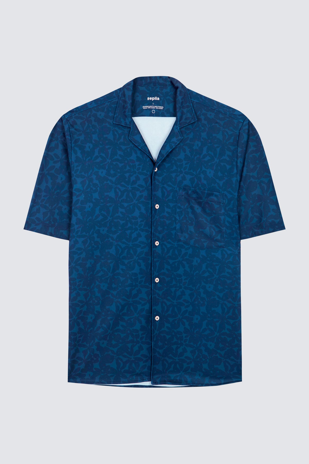 Camisa manga corta con estampado de flores azul marino de Sepiia, fresca y elegante, perfecta para el verano. Foto prenda en plano