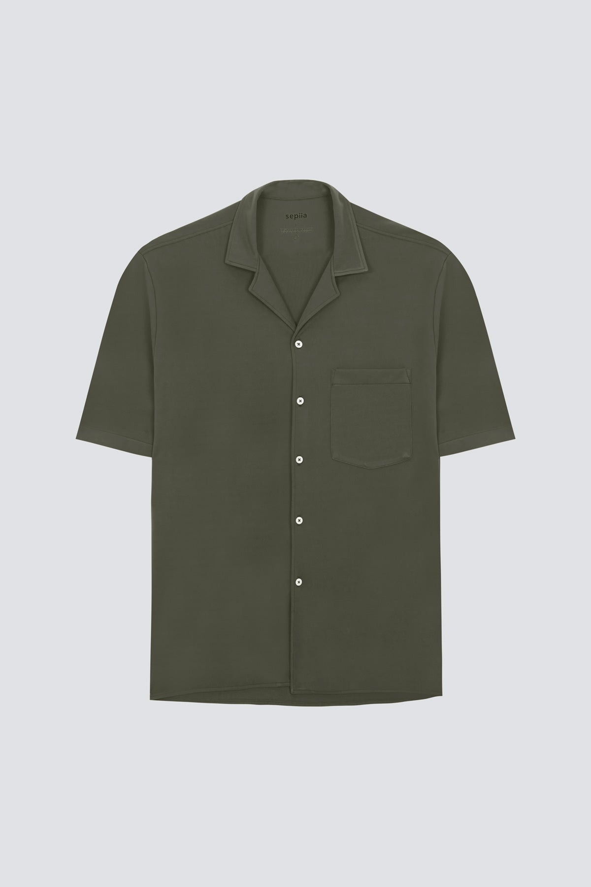 Camisa manga corta verde kaki de Sepiia, fresca y elegante, perfecta para el verano. Foto  prenda en plano
