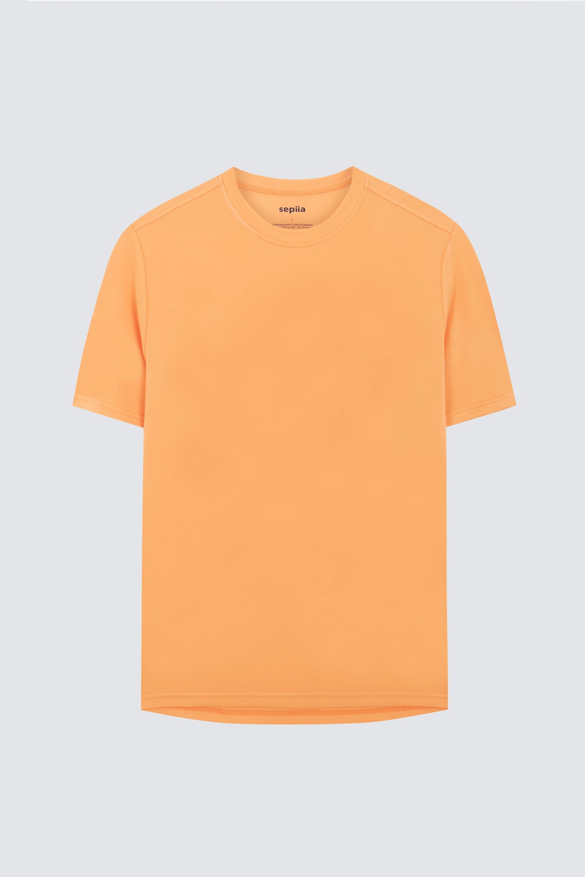 Camiseta de hombre en naranja calatea de Sepiia, fresca y estilosa. Foto prenda en plano