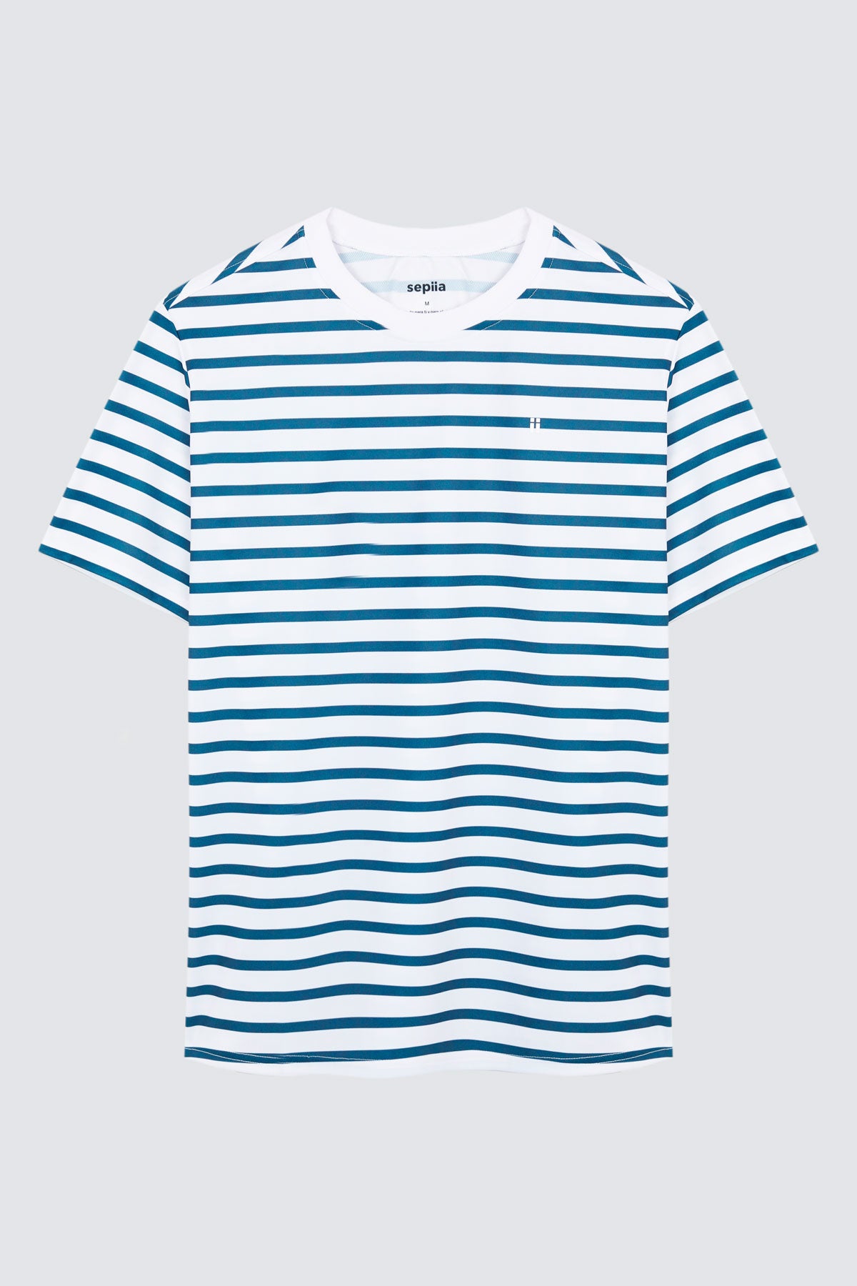 Camiseta de hombre con rayas marino de Sepiia, estilo y versatilidad en una prenda resistente. Foto prenda en plano