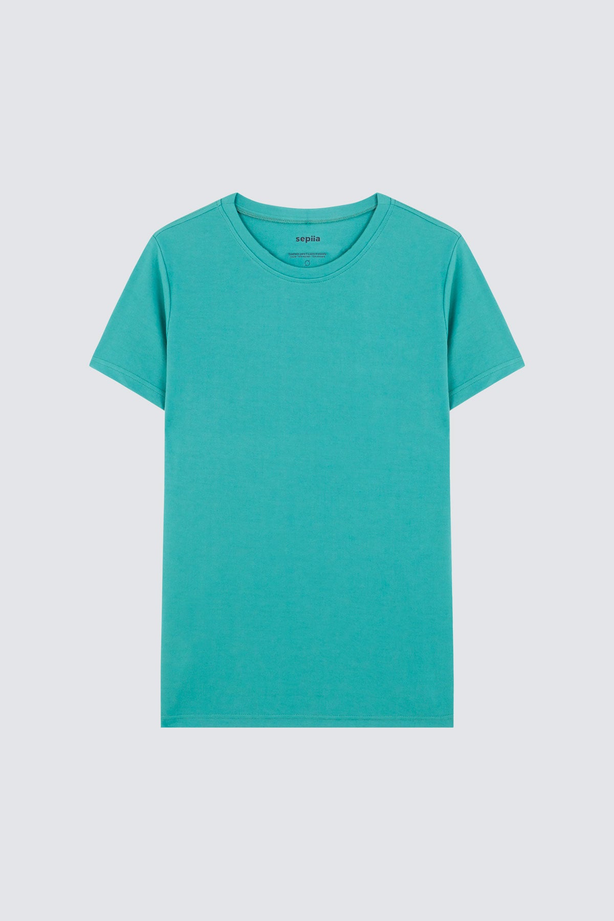 Camiseta de hombre verde clorofila de Sepiia, estilo y versatilidad en una prenda resistente. Foto prenda en plano