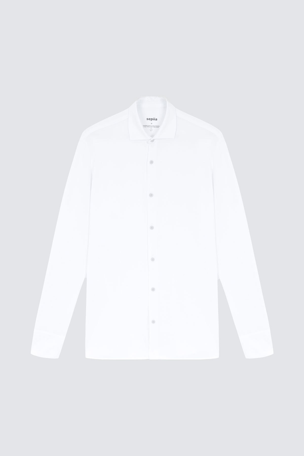 Camisa de vestir blanca de manga larga slim para hombre Sepiia: Camisa de vestir blanca de manga larga slim para hombre sin arrugas, antimanchas, perfecta para traje o americana. Foto prenda en plano.