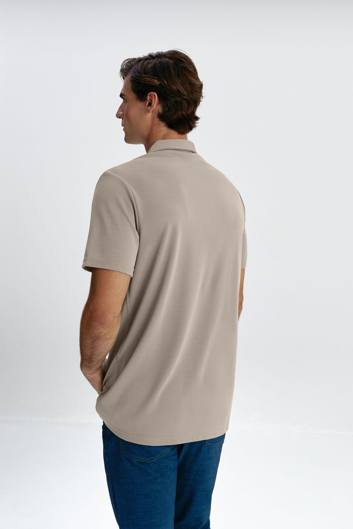 polo manga corta beige hombre espalda