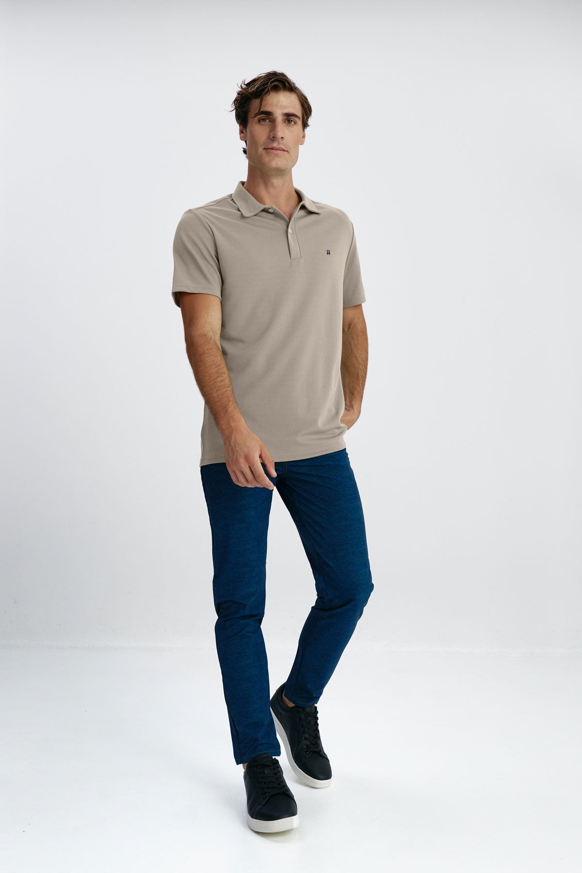 polo manga corta beige hombre look completo