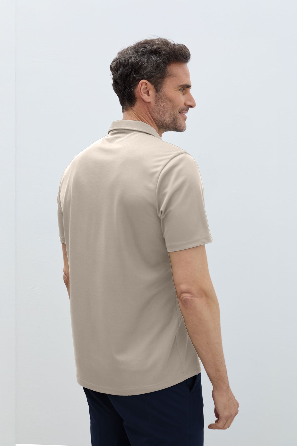 polo manga corta beige hombre espaldas 