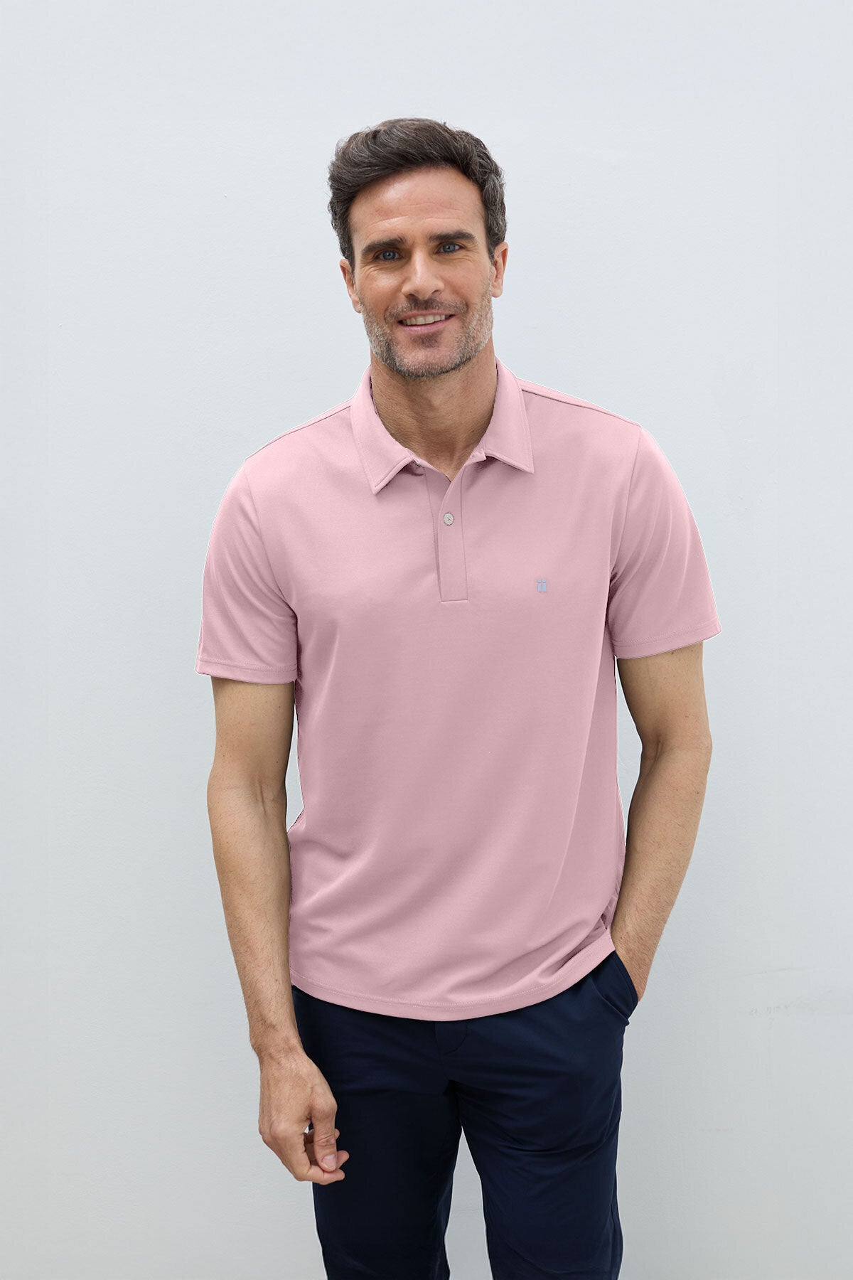 polo manga corta rosa hombre look completo primer plano.