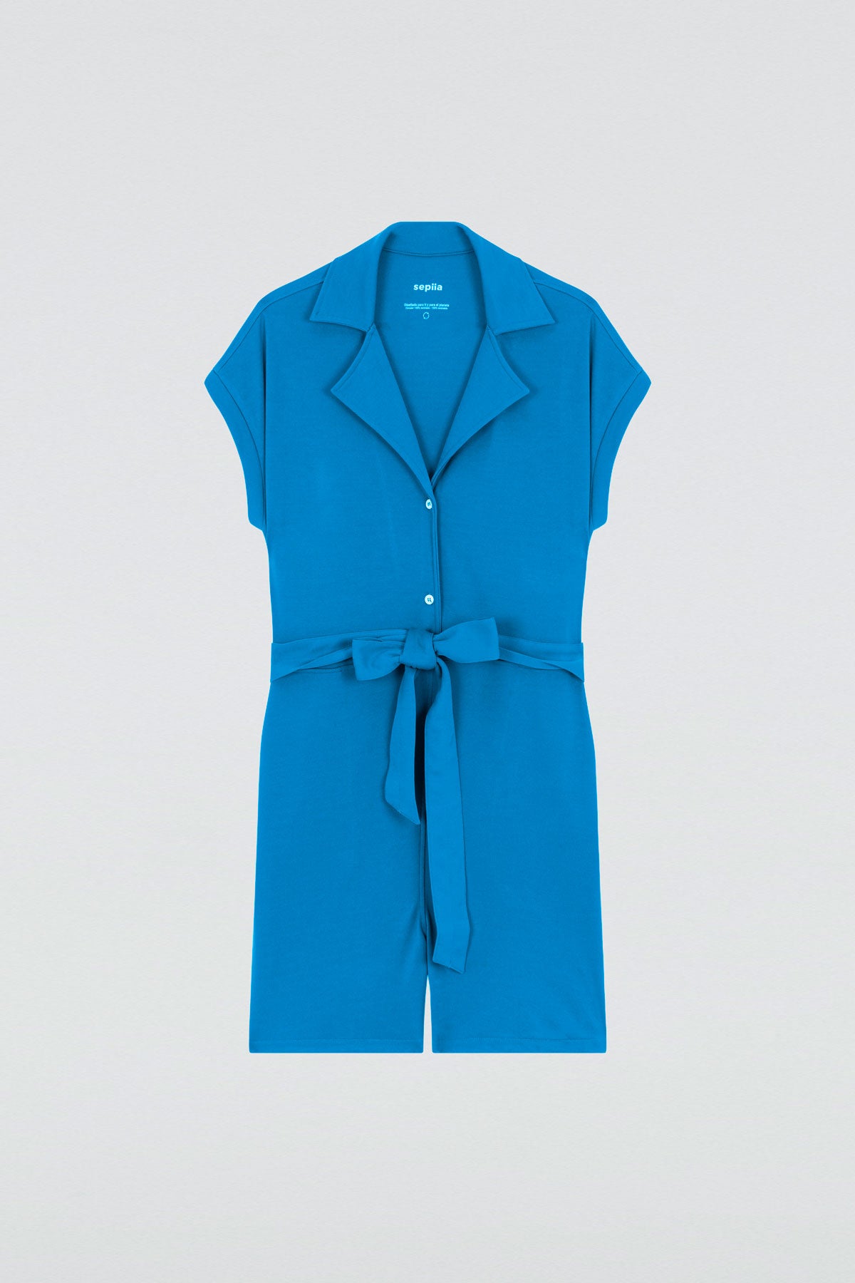 Mono corto de mujer color azul con detalle de cinturón y bolsillos laterales para mayor comodidad. Foto plano