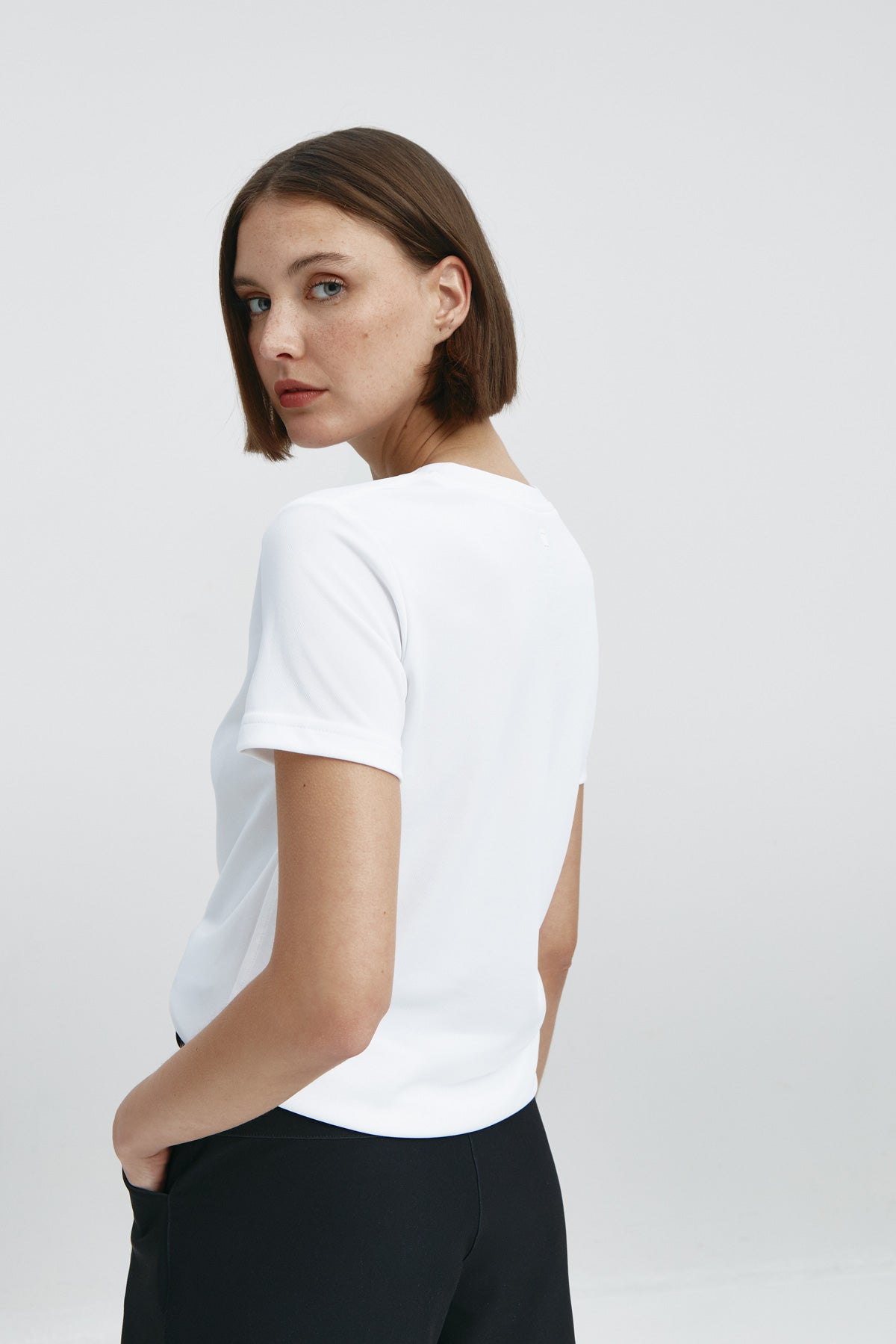 Camiseta básica de mujer blanca de manga corta, antiarrugas y antimanchas. 