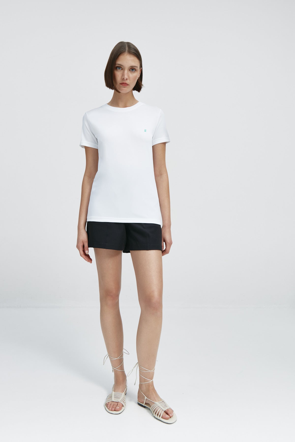 Camiseta básica de mujer blanca de manga corta, antiarrugas y antimanchas. 