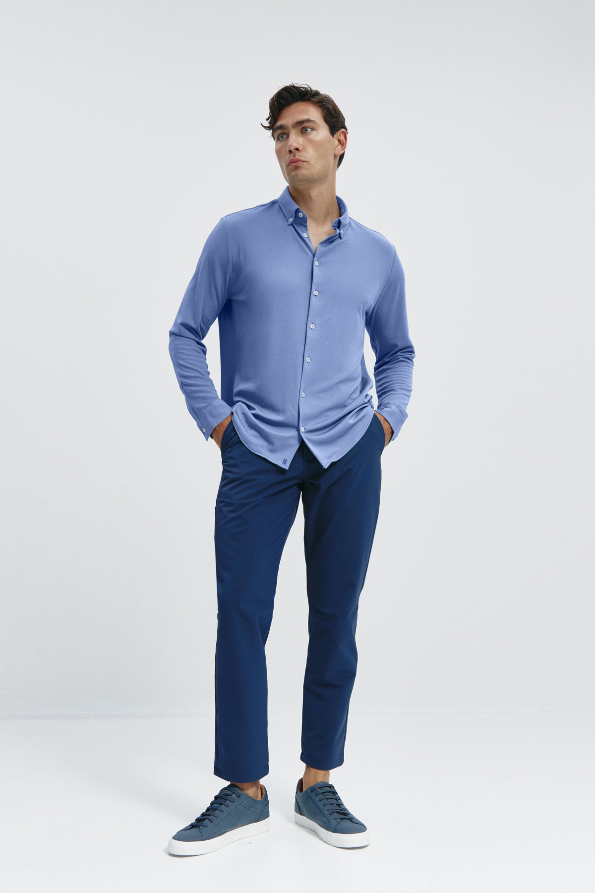 Camisa casual Azul acero para hombre sin arrugas ni manchas. Manga larga, antiarrugas y antimanchas. Foto cuerpo entero