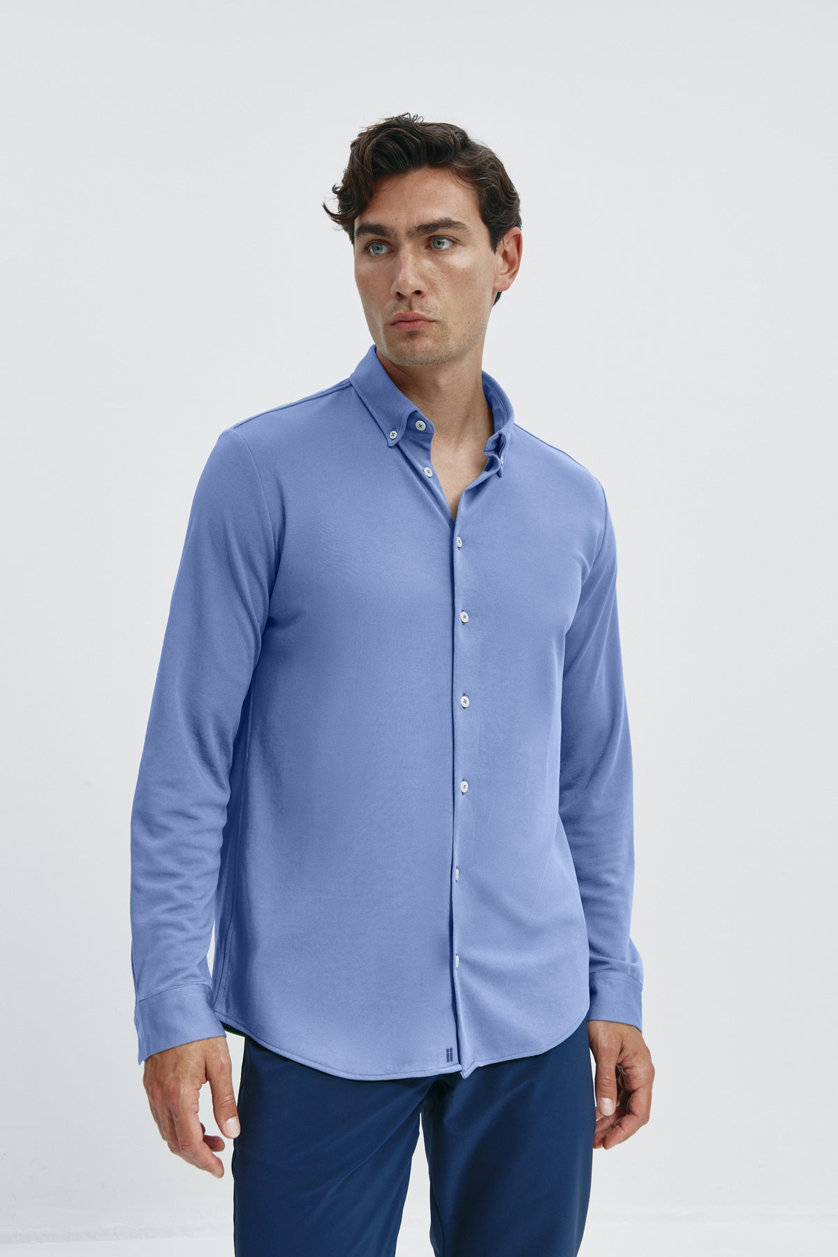 Camisa casual Azul acero para hombre sin arrugas ni manchas. Manga larga, antiarrugas y antimanchas. Foto frente