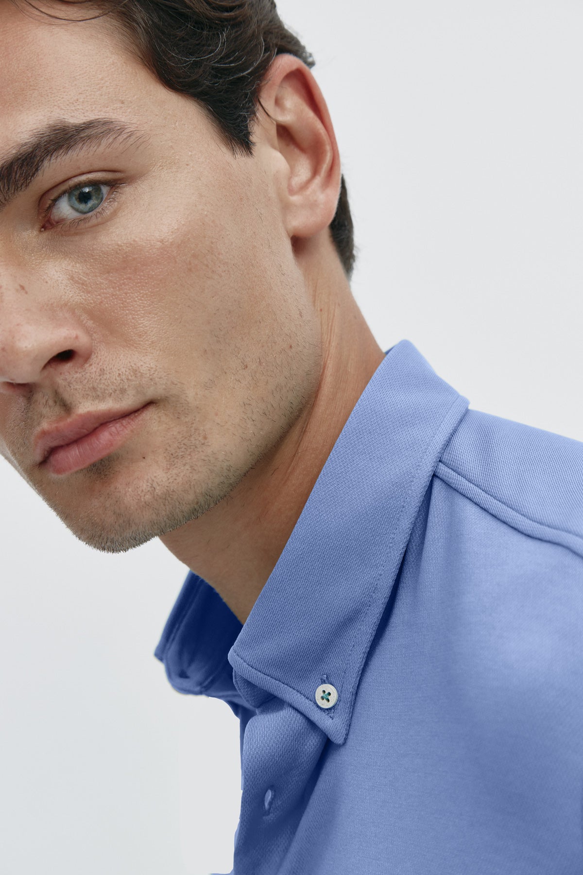Camisa casual Azul acero para hombre sin arrugas ni manchas. Manga larga, antiarrugas y antimanchas. Foto retrato