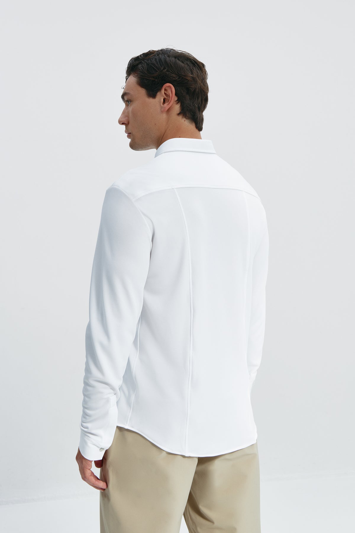 Camisa casual Blanco con logo para hombre sin arrugas ni manchas. Manga larga, antiarrugas y antimanchas. Foto espalda