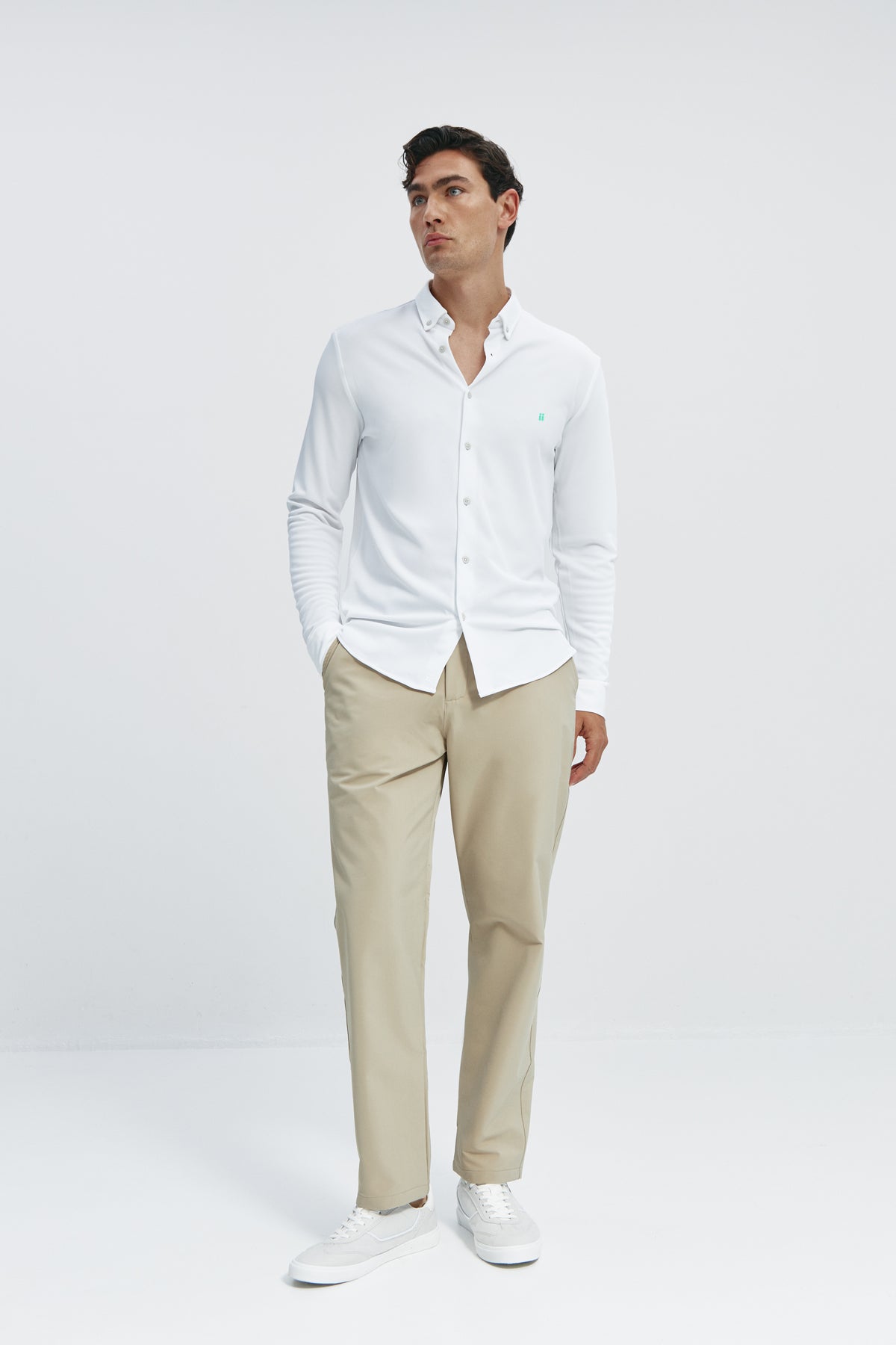 Camisa casual Blanco con logo para hombre sin arrugas ni manchas. Manga larga, antiarrugas y antimanchas. Foto cuerpo entero