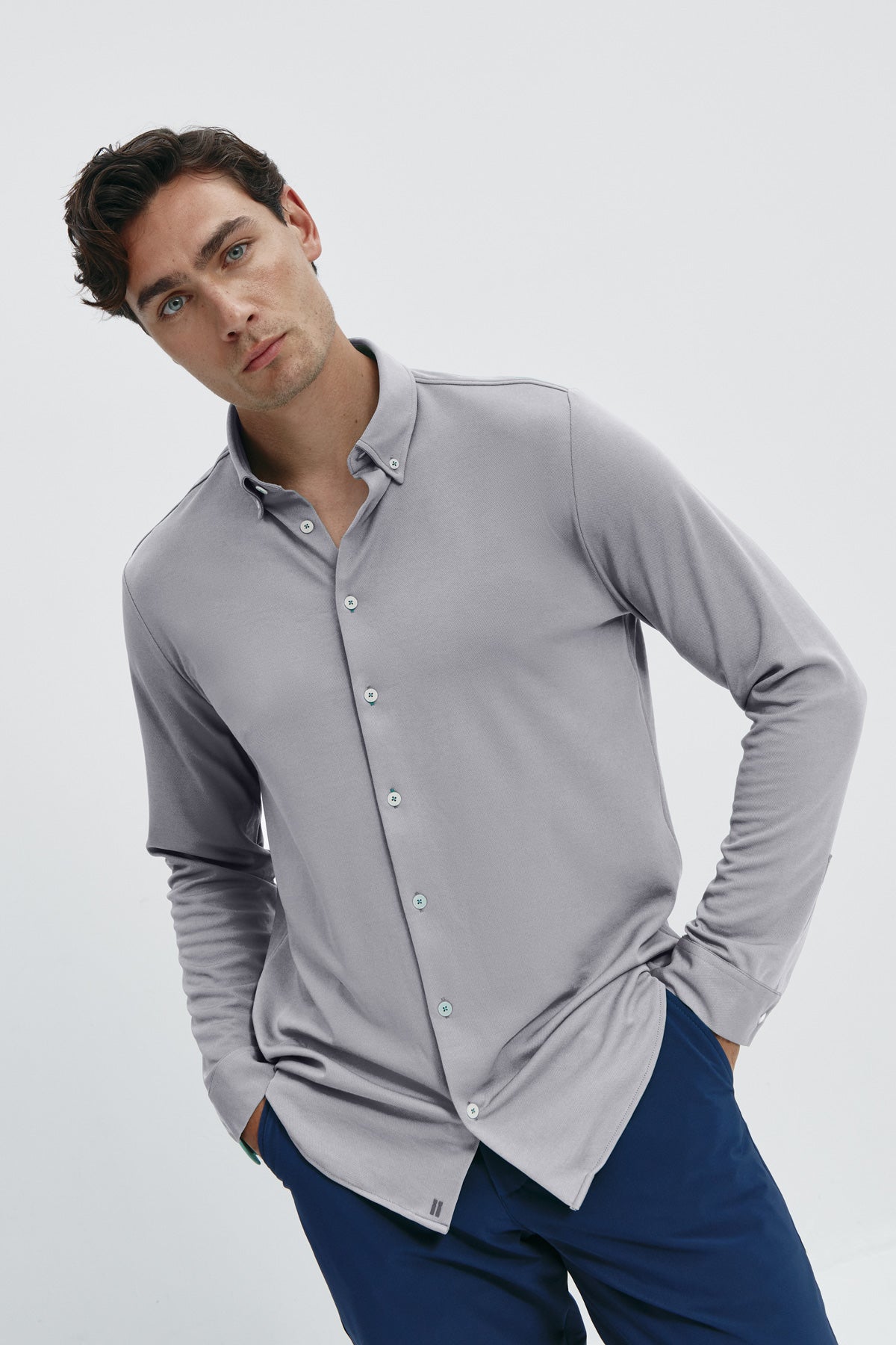 Camisa casual gris bruma para hombre sin arrugas ni manchas. Manga larga, antiarrugas y antimanchas. Foto cuerpo entero
